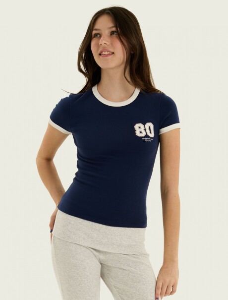 CAMISETA JUVENIL CON ESTAMPADO Y RIBETE EN CONTRASTE AZUL