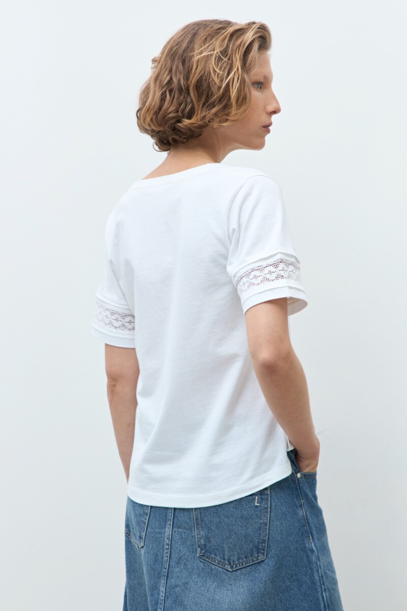 Remera con puntilla blanco
