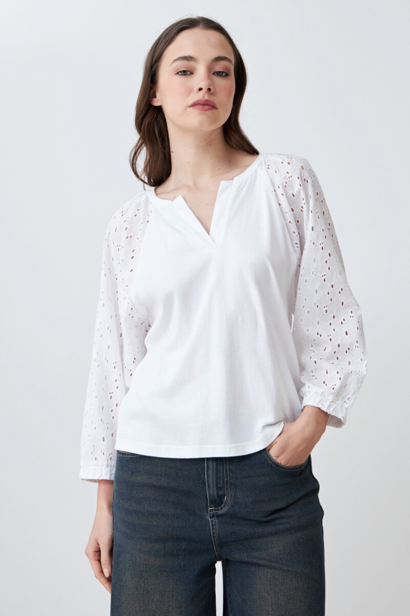 Remera con mangas de broderie blanco