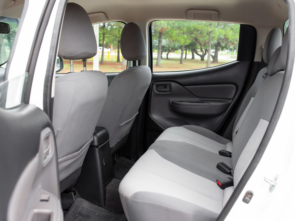 Mitsubishi L200 2.4 4x4 Descuenta IVA | Permuta / Financia Mitsubishi L200 2.4 4x4 Descuenta IVA | Permuta / Financia