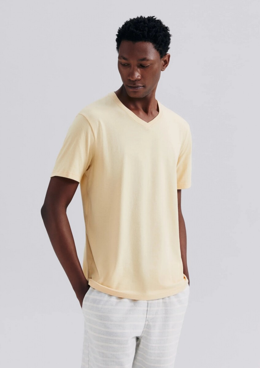 CAMISETA BÁSICA MANGA CORTA CUELLO EN V - AMARILLO 