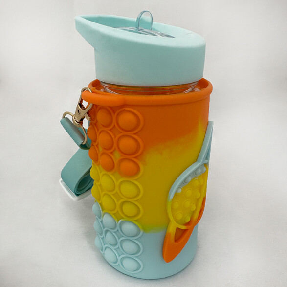 Botella infantil antiderrames con sorbito + pop it TV0573