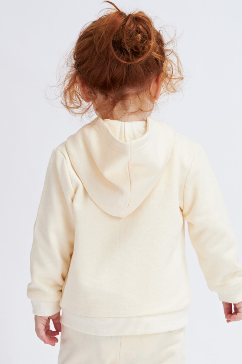Campera deportiva liviana Crema