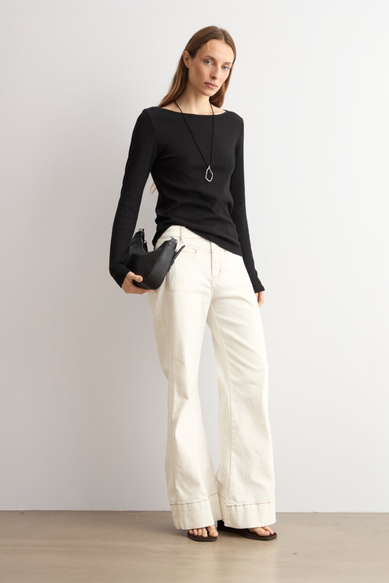 Remera escote bote - negro 