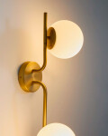 Aplique de pared Brisia de metal con acabado latón cepillado y 2 bolas de cristal glaseado Ø15 cm Aplique de pared Brisia de metal con acabado latón cepillado y 2 bolas de cristal glaseado Ø15 cm