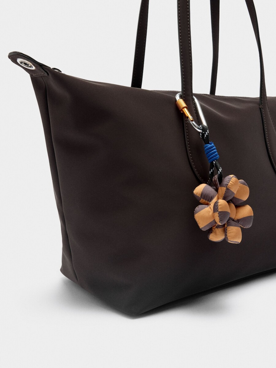 Bolso Shopper Textura Suave Con Colgante marron