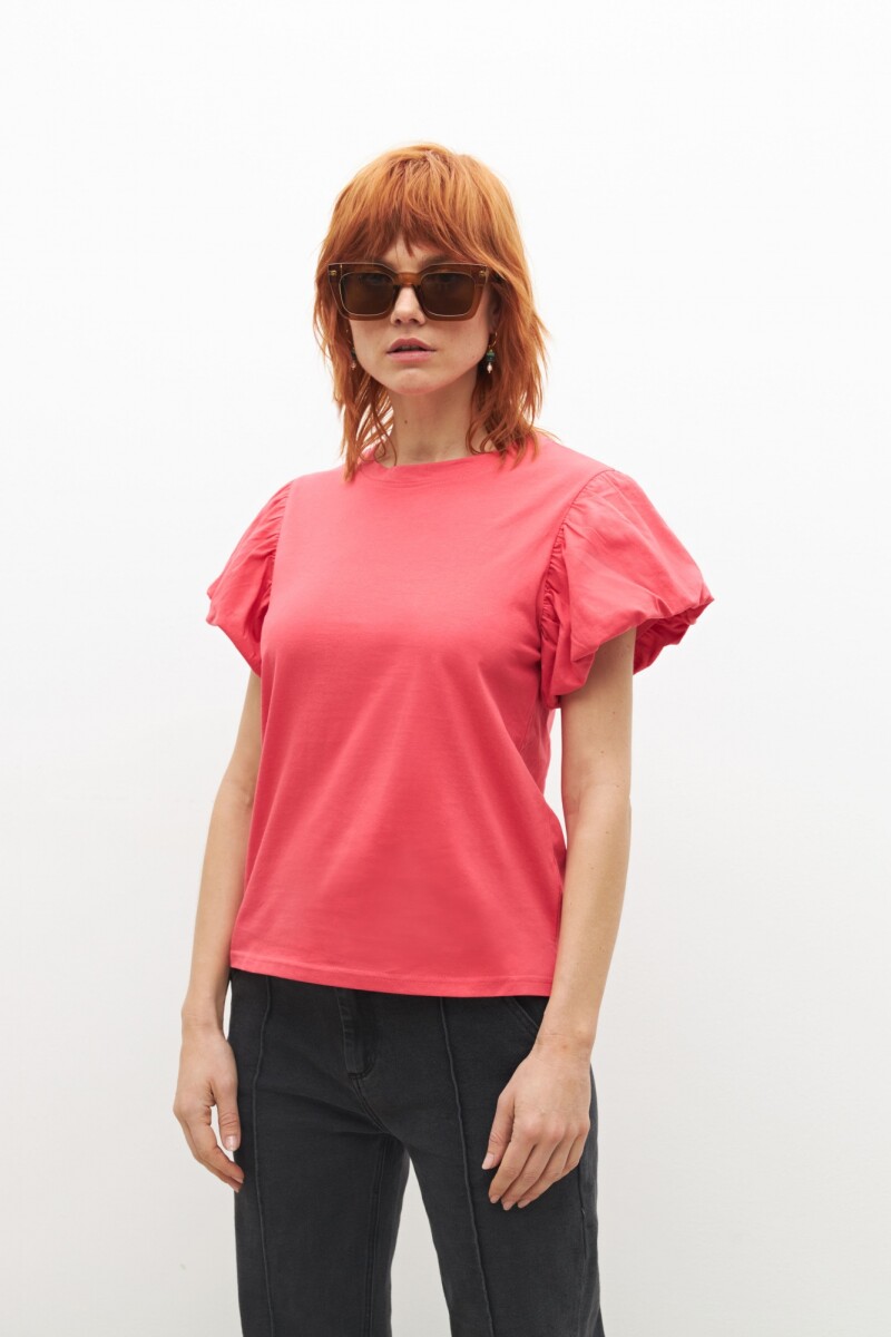 Remera con mangas abullonadas fucsia