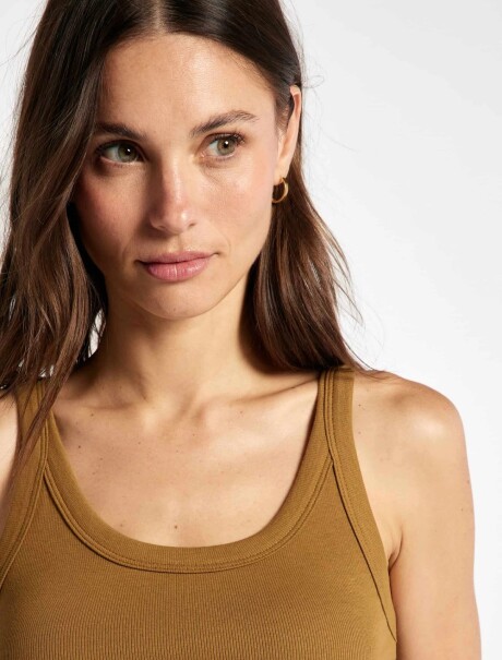 MUSCULOSA BÁSICA SLIM MARRÓN