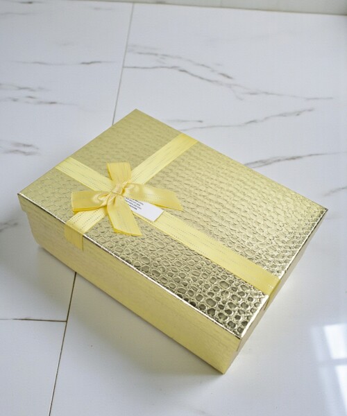 caja rigida delux con lazo 20x28x9,5 ORO