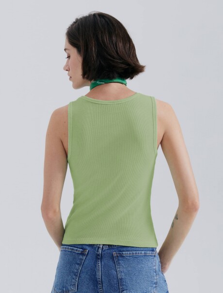 MUSCULOSA BÁSICA EN TELA ACANALADA VERDE