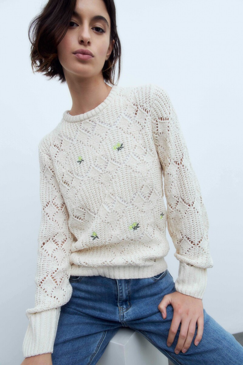 Sweater cinta con detalle de bordados beige