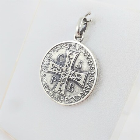 Medalla religiosa de plata 925, San Benito, diámetro 31mm. Medalla religiosa de plata 925, San Benito, diámetro 31mm.