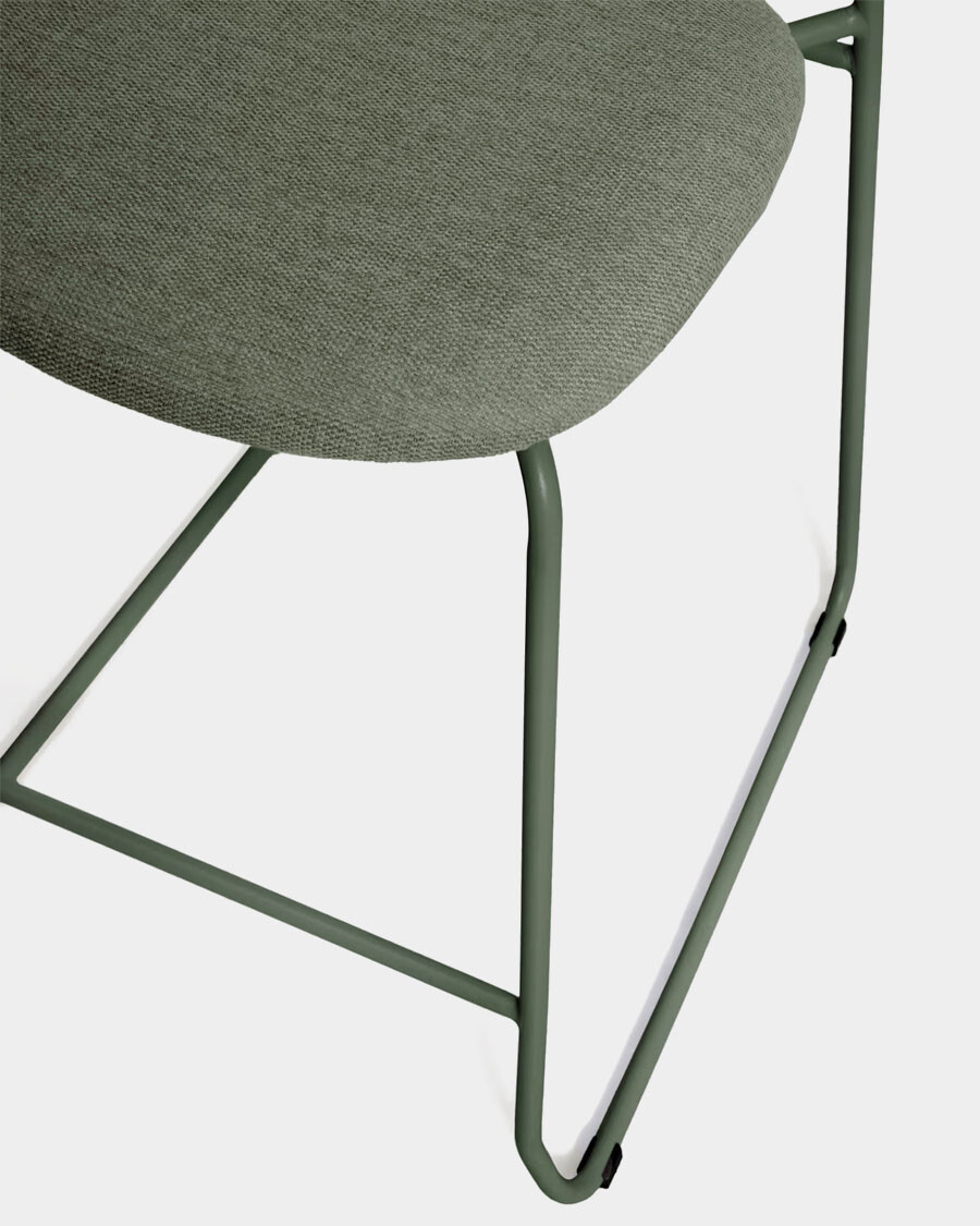 Taburete apilable Meli de chenilla verde y patas de metal verde FSC Mix Credit 65 cm Taburete apilable Meli de chenilla verde y patas de metal verde FSC Mix Credit 65 cm