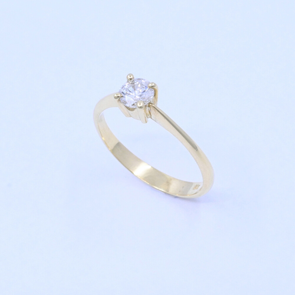 Anillo solitario oro 18k y brillante engarce 4 puntas. Anillo solitario oro 18k y brillante engarce 4 puntas.