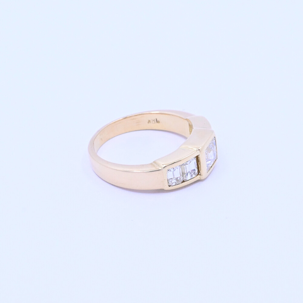 Anillo oro 18k y brillantes central carré y tallado esmeralda. Anillo oro 18k y brillantes central carré y tallado esmeralda.