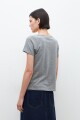 Remera escote en V gris melange