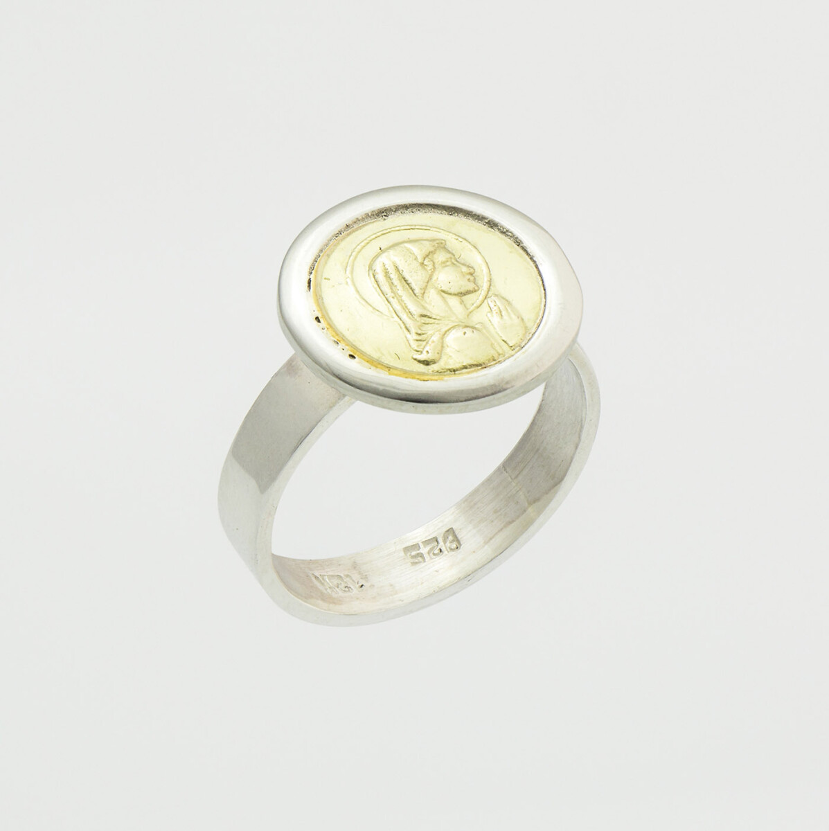 Anillo religioso virgen niña de plata 925 y double en oro 18k. 