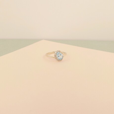 Anillo de plata 925 con topacio celeste y circonias. Anillo de plata 925 con topacio celeste y circonias.