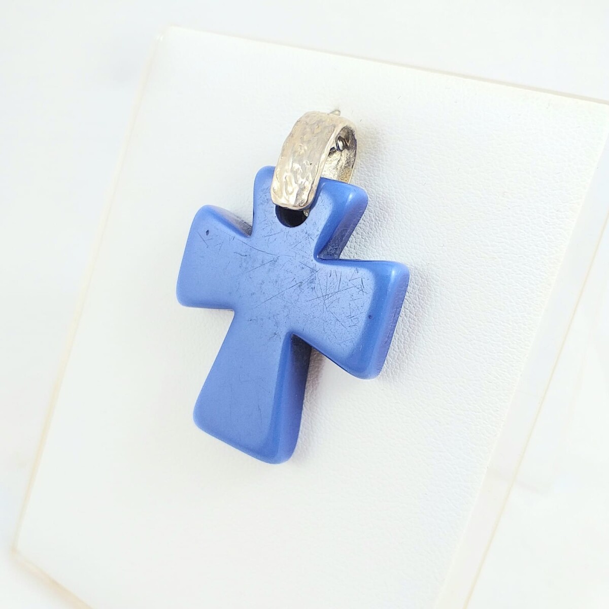 Cruz en resina lisa color azul, medidas 3.5cm*3cm, argolla en plata 925. 
