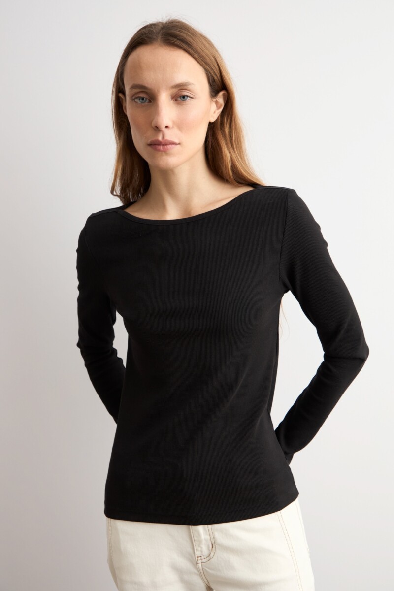 Remera escote bote negro