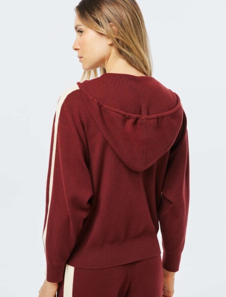 CAMPERA DE PUNTO CON CAPUCHA BORDEAUX