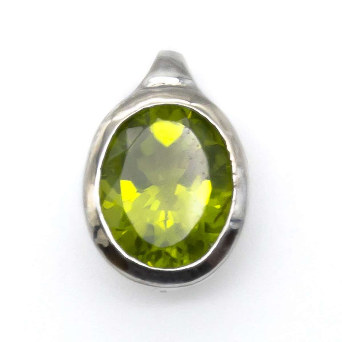 Colgante de plata 925 rodinada y peridoto. 