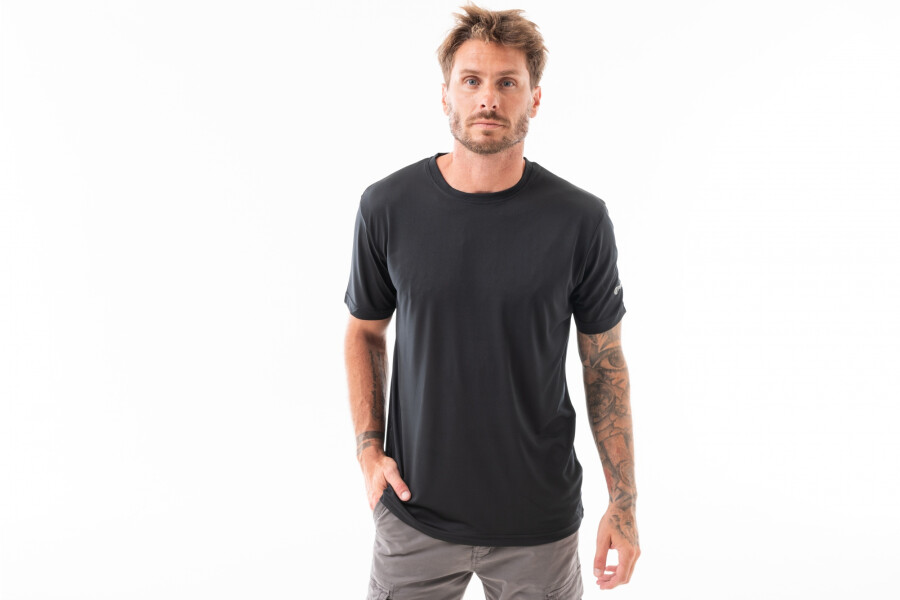 REMERA DRY FIT CUELLO BASE Negro