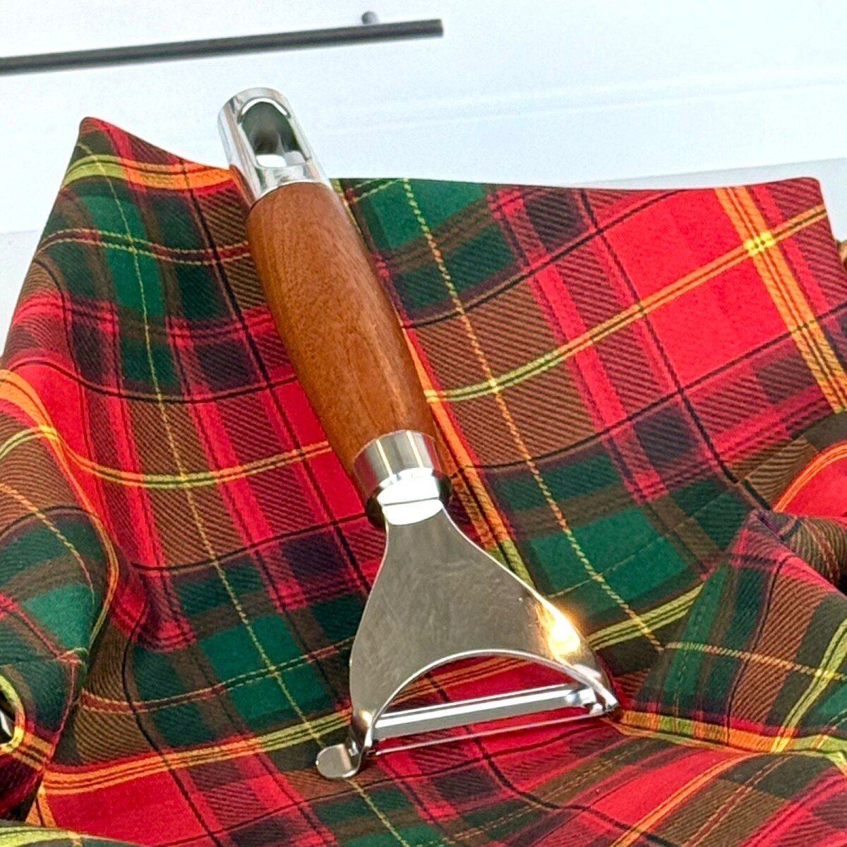 Pelapapas / Pelador de Verduras de Acero Inoxidable con Mango de Madera 