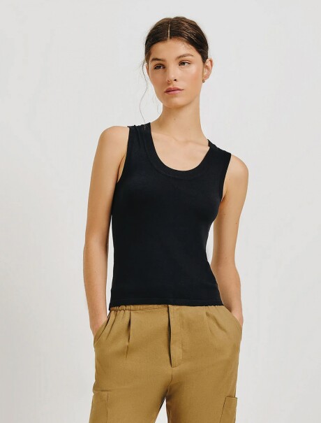 MUSCULOSA SLIM CUELLO EN U NEGRO