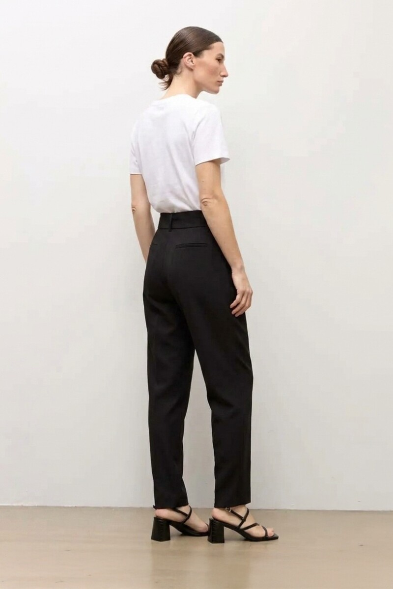 Pantalón sastrero con cinturón negro