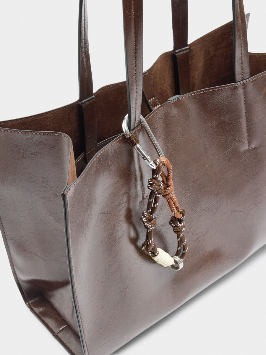 Bolso Shopper Con Colgante marron