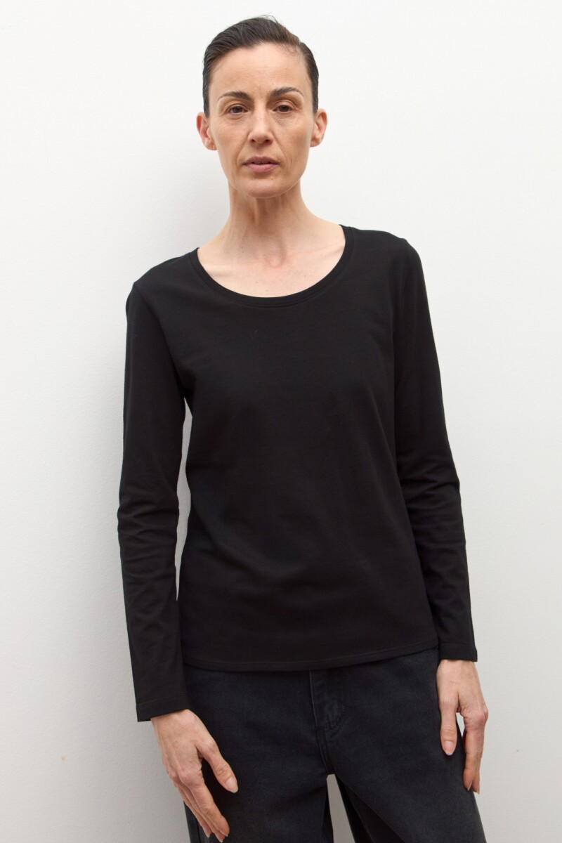 Remera escote a la base manga larga negro