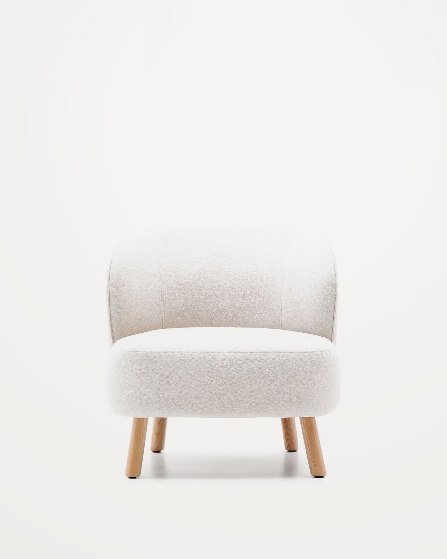 Butaca Ulit de chenilla beige y patas de madera maciza haya acabado natural