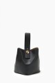 Cartera bucket con detalle metálico negro