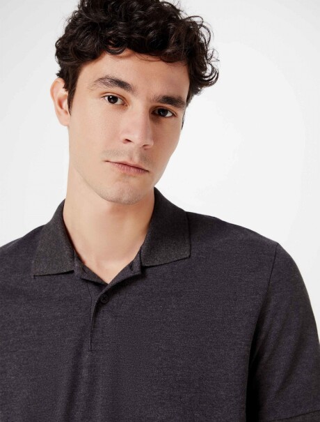 CAMISA DE CUELLO CON BORDADO GRIS OSCURO