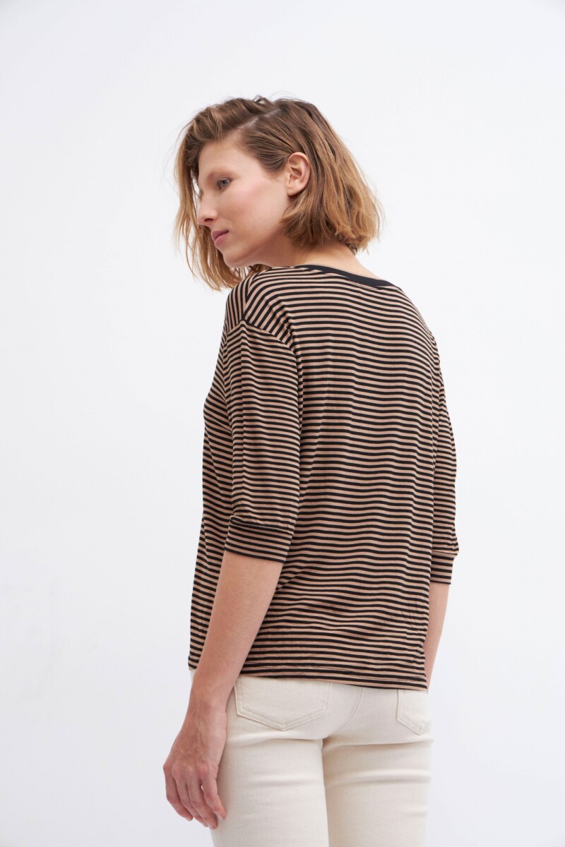 Remera rayada escote V con escote tejido negro
