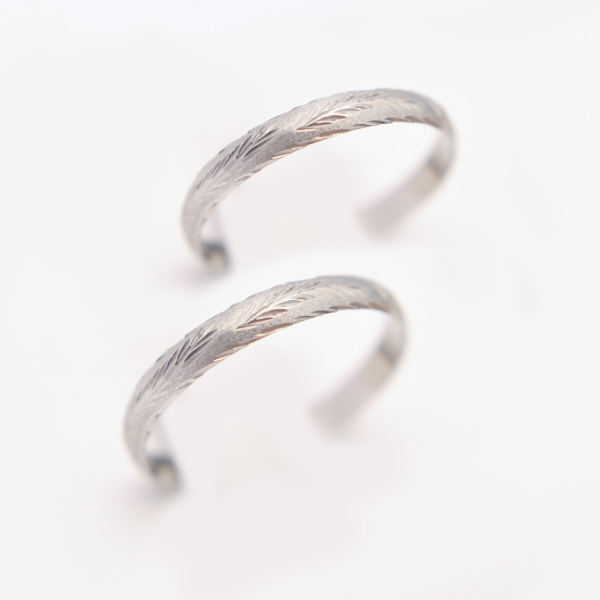 Par de Alianzas y Cintillo en oro 18k Blanco 3mm Finas Labradas 