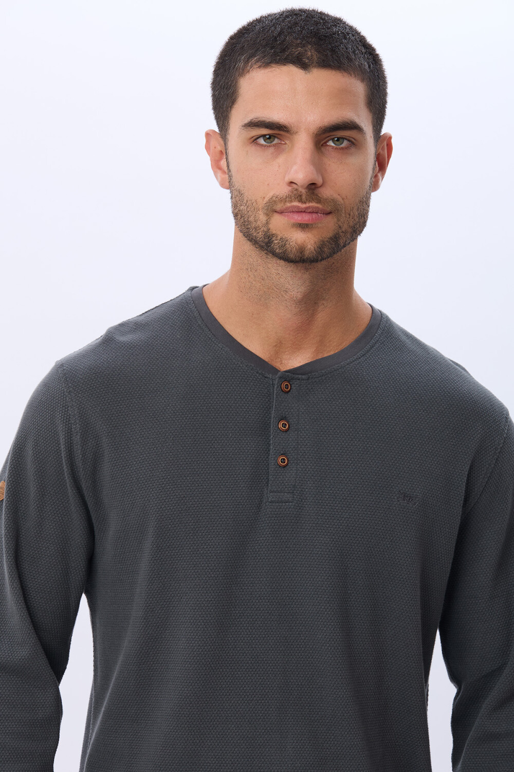REMERA ALGODÓN CON BOTONES GRIS