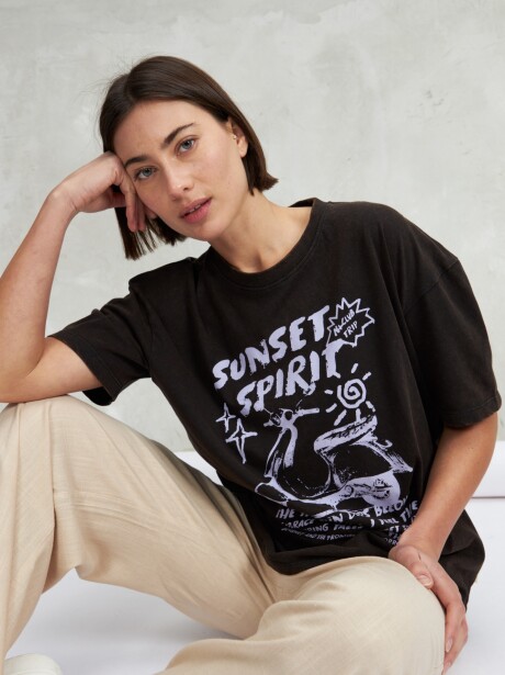 REMERA ENEBRO NEGRO