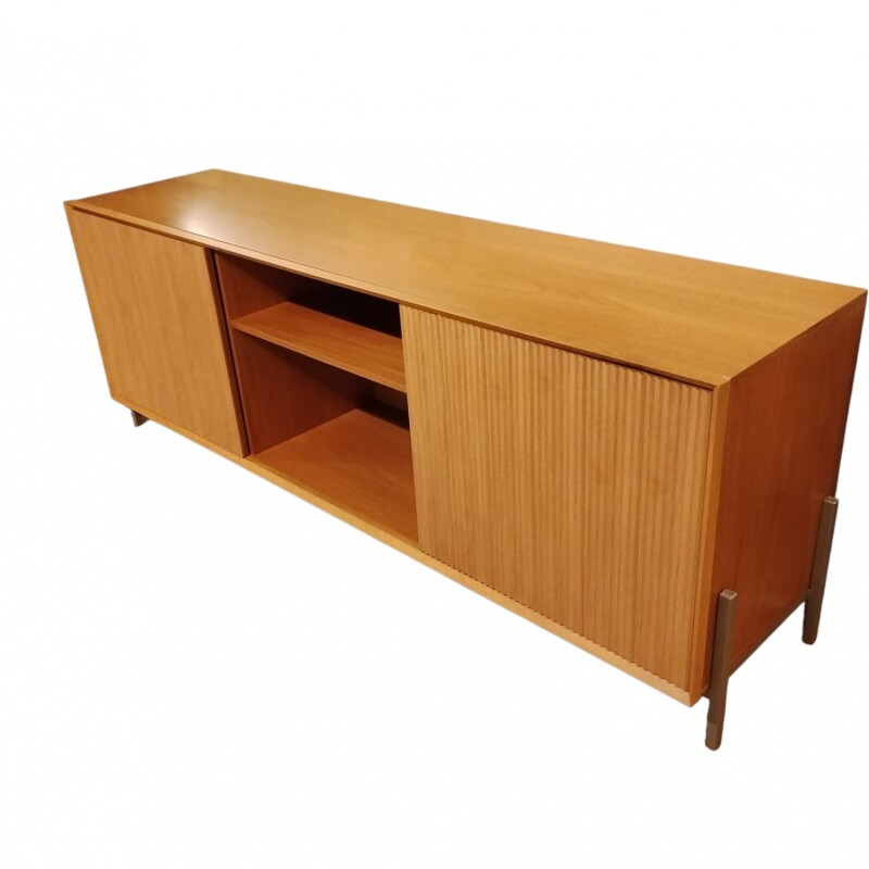 Rack madera con 2 puertas laminadas madera con listones y estante, patas metal. Rack madera con 2 puertas laminadas madera con listones y estante, patas metal.