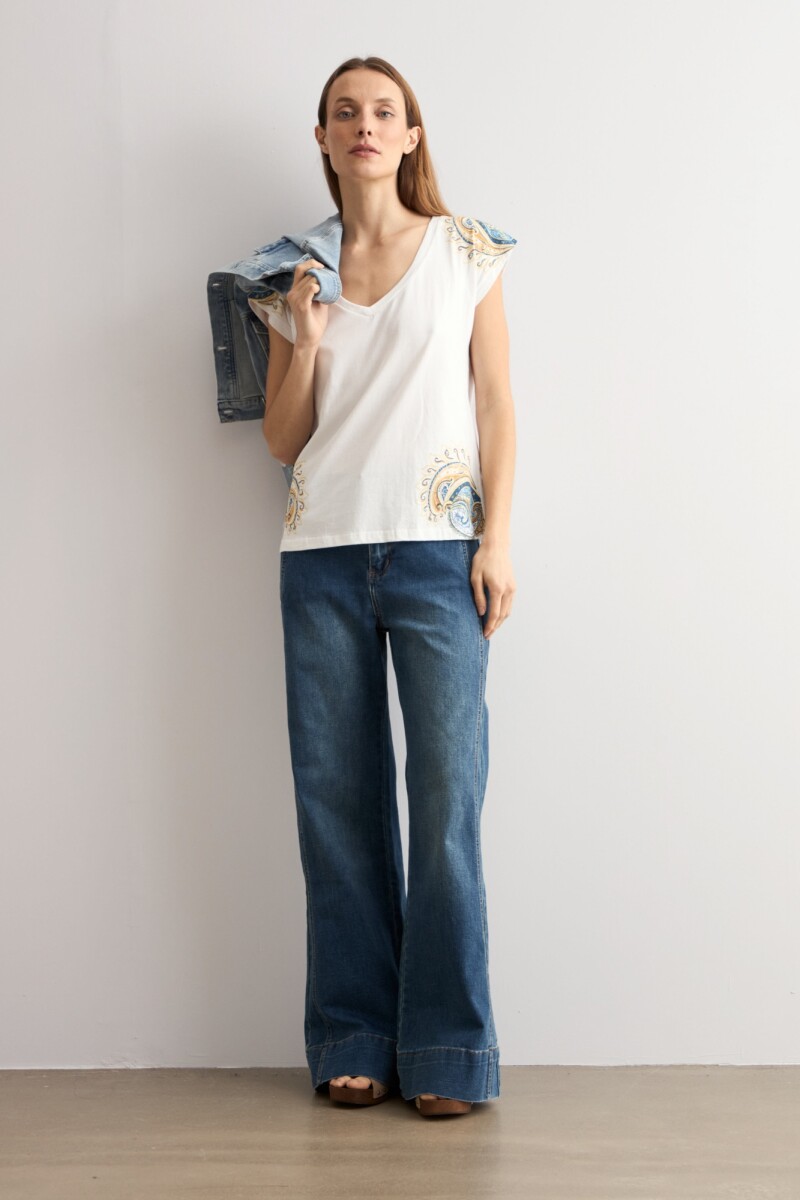 Remera escote V estampa paisley blanco