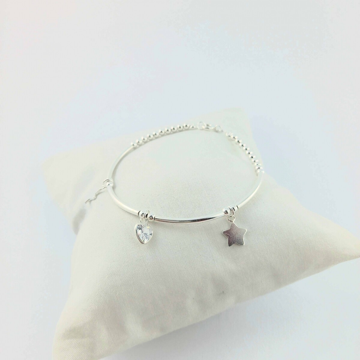 Pulsera de plata 925 con circonia y dijes. 