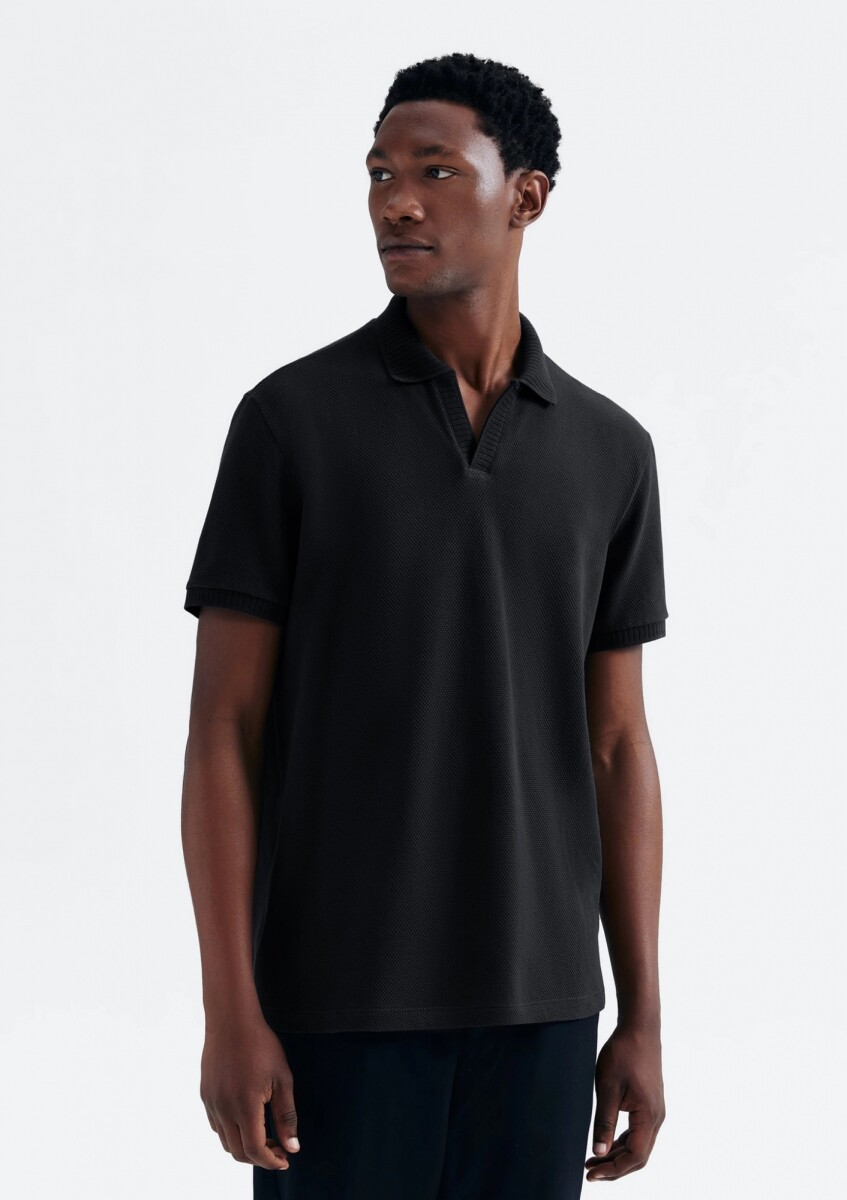 CAMISA CON CUELLO Y TELA TEXTURIZADA - NEGRO 