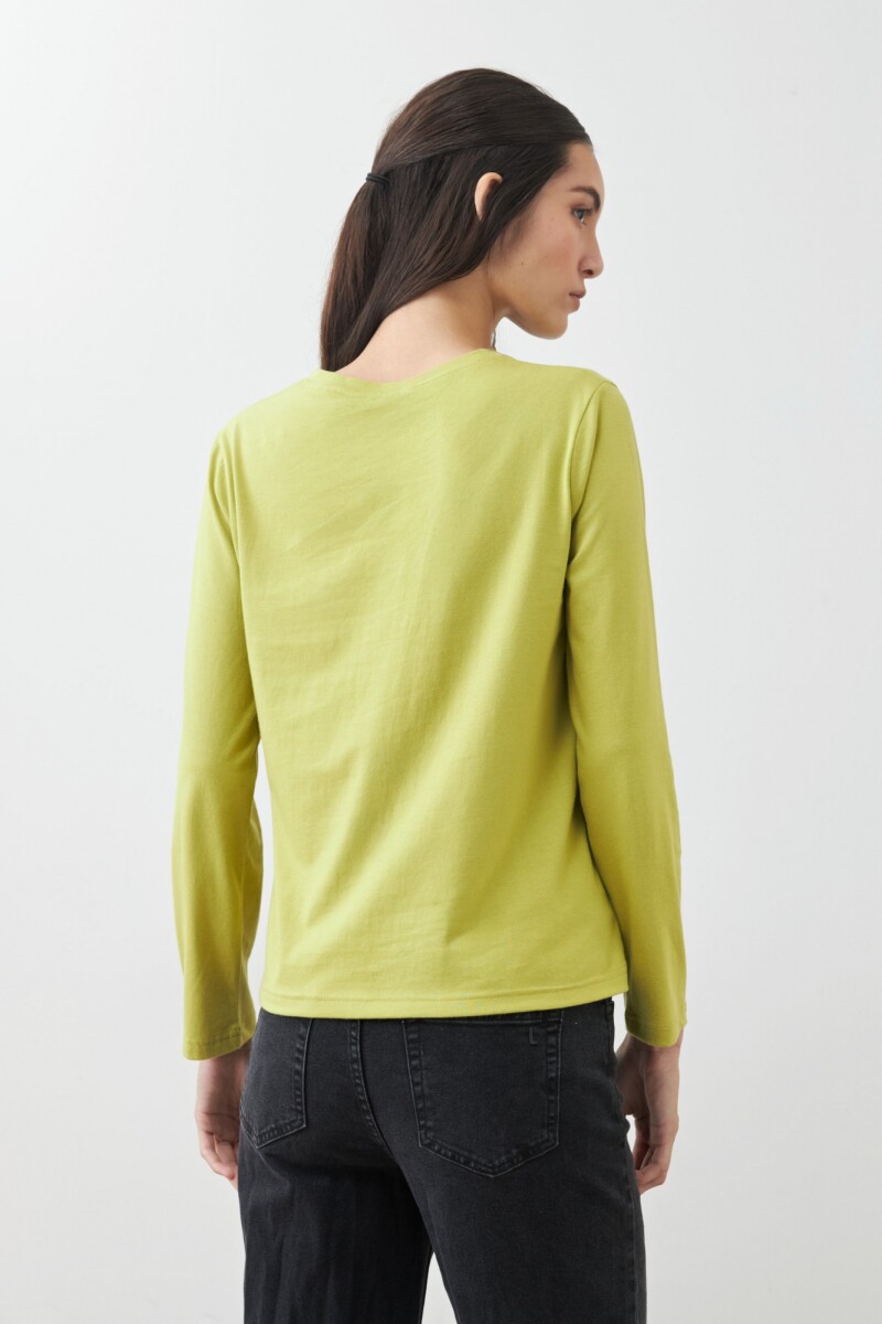 Remera con bordados calados pistacho