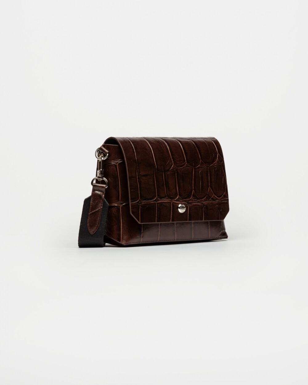Bandolera Menorca En Cuero Grabado Croco Marron