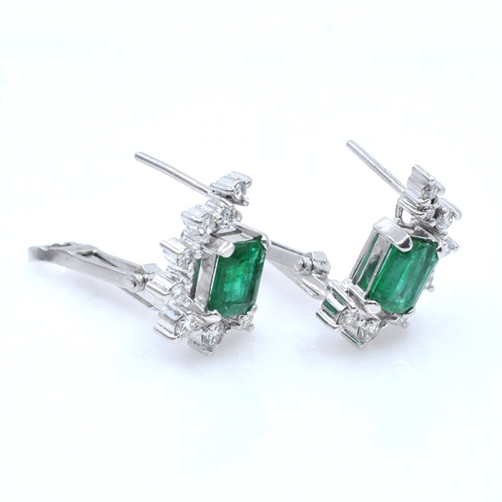 Caravanas clips en oro 18k blanco, con esmeraldas y brillantes Caravanas clips en oro 18k blanco, con esmeraldas y brillantes