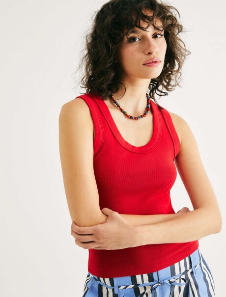 MUSCULOSA EN TELA ACANALADA Y CUELLO U ROJO