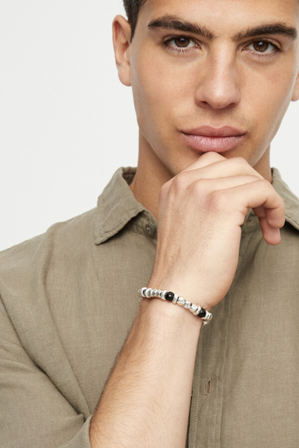 PULSERA ELÁSTICA DE CUENTAS DE ALECIÓN DE METALES BAÑADAS EN PLATA Y CRISTAL DE MURANO NEGRO Pulsera