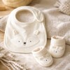 Set babero y zapatitos primer muda Carters blanco