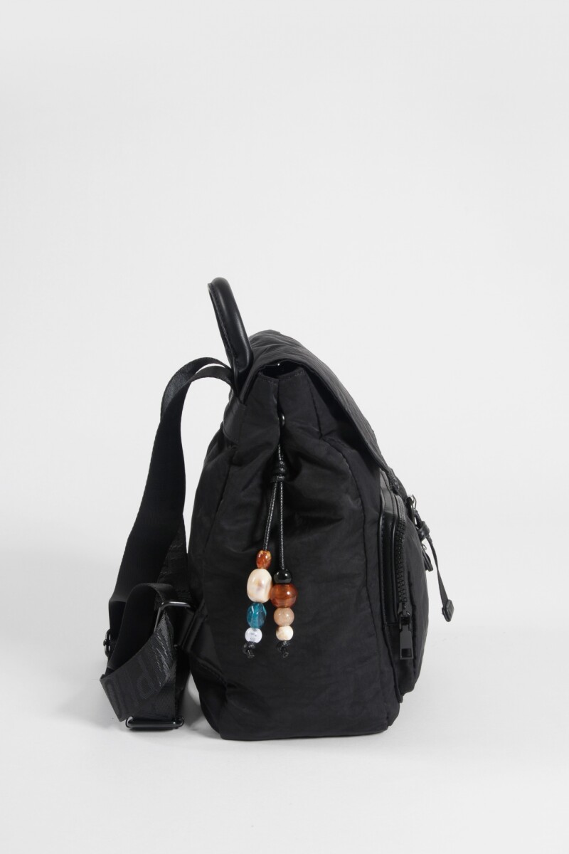 Mochila con tapa y hebilla negro